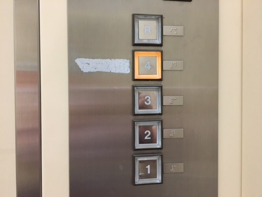アピタ刈谷店エレベーターボタン