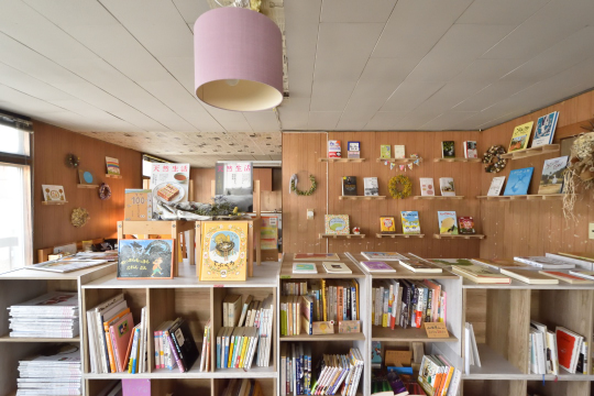 刈谷市クマシカ図書館の本棚アパート