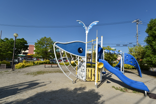 大府市花咲台公園のクジラ遊具