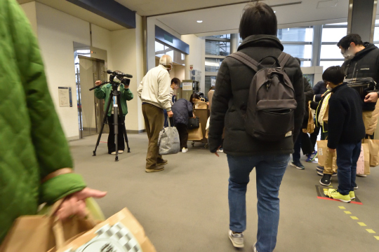 刈谷市中央図書館福袋を取材するキャッチカメラ班2023年