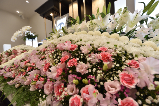 ファミリア刈谷市駅前ホールの祭壇に飾る生花